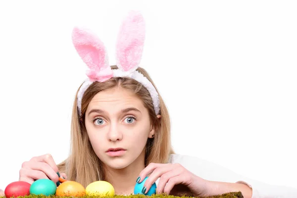 Menina feliz Páscoa em orelhas de coelho com ovos pintados coloridos — Fotografia de Stock