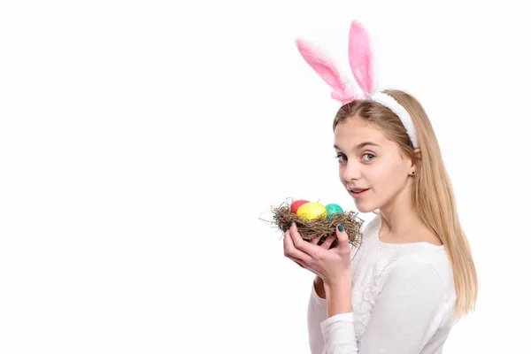 Mutlu Paskalya kız tavşan kulakları ile renkli boyalı yumurta — Stok fotoğraf