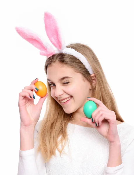 Felice Pasqua ragazza in orecchie di coniglio con uova dipinte colorate — Foto Stock