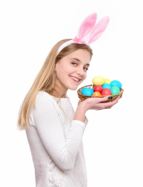 Feliz chica de Pascua en orejas de conejo con huevo pintado rojo — Foto de Stock