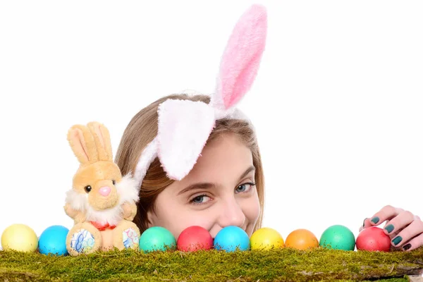 Gelukkig Pasen meisje in bunny oren met kleurrijke eieren, konijn — Stockfoto