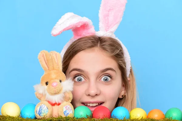 Boldog Húsvét lány-nyuszi füle színes tojás, nyúl — Stock Fotó