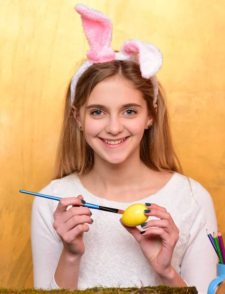 Ευτυχισμένος κορίτσι Πάσχα στα αυτιά λαγουδάκι με αυγό και πινέλο — Φωτογραφία Αρχείου
