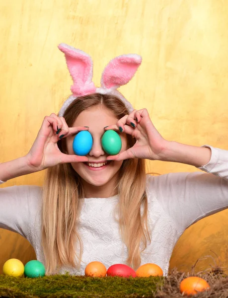 Ευτυχισμένος κορίτσι Πάσχα στα αυτιά λαγουδάκι με αυγά, μολύβι σετ — Φωτογραφία Αρχείου