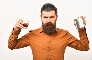 sakallı adam hipster metalik kavanoz, turuncu gömlekli cam ile