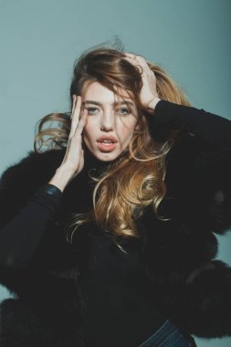 çok seksi kadın veya kürk uzun saçlı kız