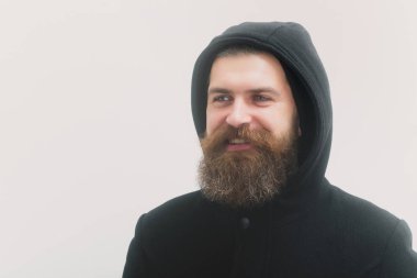 Sakallı mutlu acımasız beyaz adam siyah ceket ve hood