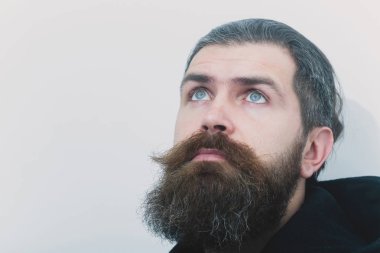 Sakallı ciddi acımasız beyaz adam aramak