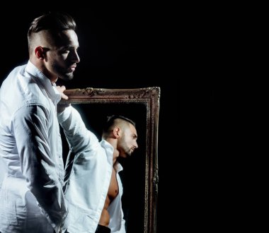 seksi atlet cesedin yanında vintage ayna ile kas maço adam