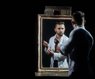 seksi atlet cesedin yanında vintage ayna ile kas maço adam