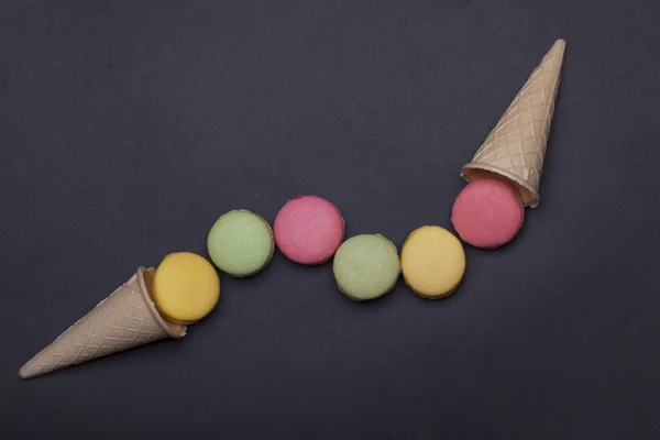 Bunte Macaron, leckere Plätzchen in Waffel, Waffelkegel — Stockfoto