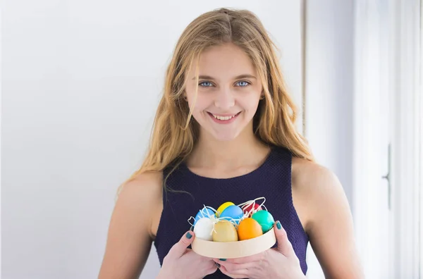 Mutlu Paskalya renkli boyalı yumurta kutusundaki sarışın kızla — Stok fotoğraf