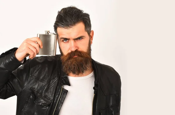 Серйозний бородатий чоловік хіпстер з металевою банкою в шкіряній куртці — стокове фото