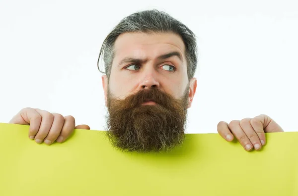 Серьезный бородатый человек хипстер с зеленой бумагой изолированы на белом — стоковое фото