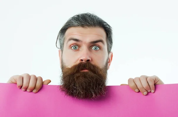 Şaşırmış sakallı adam hipster mor kağıt üzerinde beyaz izole ile — Stok fotoğraf