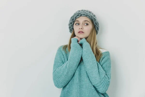 Hübsches junges Mädchen mit blonden Haaren im modischen Pullover, Hut — Stockfoto