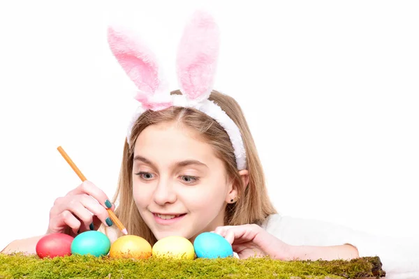 Feliz chica de Pascua en orejas de conejo con huevos de colores, lápiz — Foto de Stock