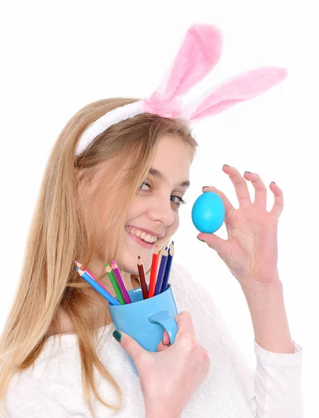 Ευτυχισμένος κορίτσι Πάσχα στα αυτιά λαγουδάκι με μπλε αυγό, μολύβι — Φωτογραφία Αρχείου