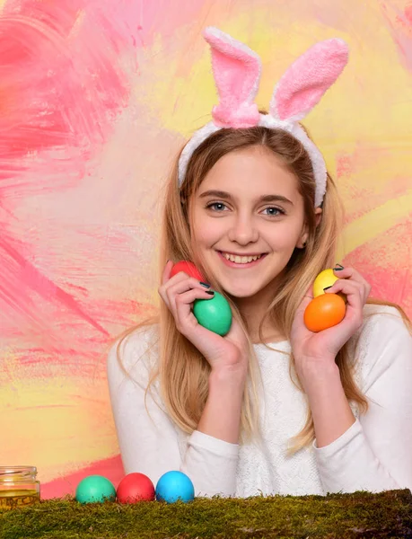 Feliz pascua chica en conejito orejas con huevos en verde musgo —  Fotos de Stock