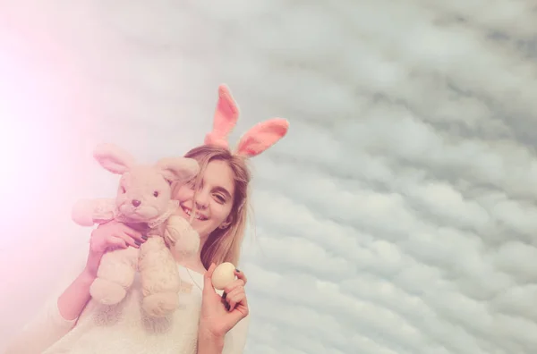 Ευτυχισμένος κορίτσι Πάσχα με τα αυτιά λαγουδάκι, αυγό στο συννεφιασμένο ουρανό — Φωτογραφία Αρχείου
