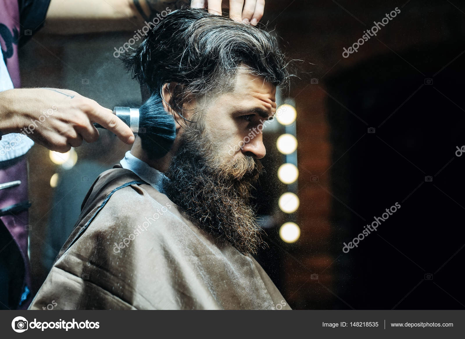 あごひげを生やした化粧ブラシで肌にパウダーを取得 ストック写真 C Tverdohlib Com