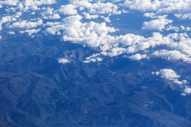Pastoral kel dağ zirveleri bulutlar düzlem altında