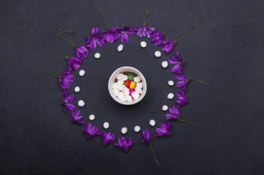 Menekşe bahar çiçekleri ve lezzetli hatmi, badem Kupası sprinkles