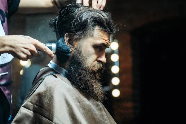Hombre barbudo conseguir polvo en la piel con cepillo de maquillaje — Foto de Stock