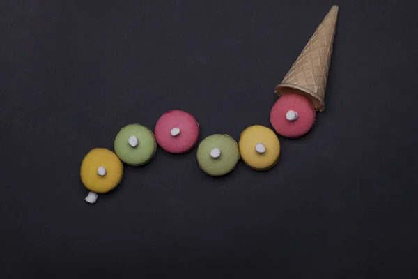 Macaron colorato, gustosi biscotti in cialda, cono gelato cialda — Foto Stock