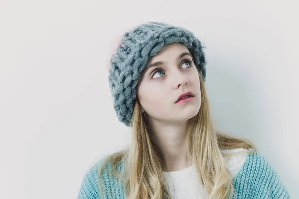 Bella ragazza con i capelli biondi in maglione alla moda, cappello — Foto Stock