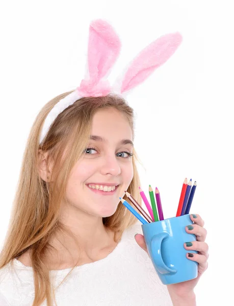 Menina feliz em orelhas de coelho com lápis colorido no copo — Fotografia de Stock