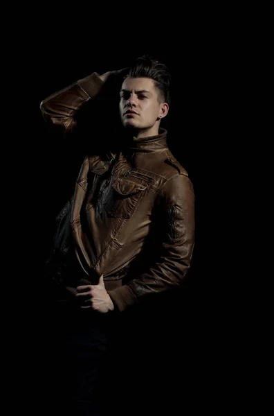 Hombre guapo posando en marrón, chaqueta de cuero — Foto de Stock