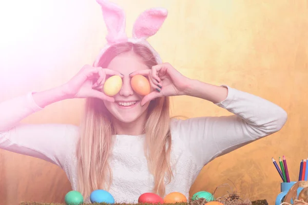 Happy easter dziewczyna w uszy królika z jaj, zestaw ołówek — Zdjęcie stockowe