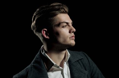 Ciddi yüzle poz şık sarışın saçlı yakışıklı adam