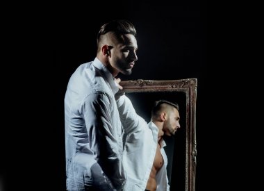 seksi atlet cesedin yanında vintage ayna ile kas maço adam