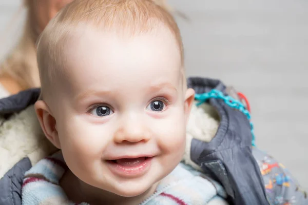 Lindo bebé feliz con la cara sonriente en la chaqueta —  Fotos de Stock