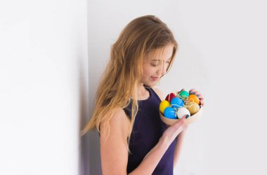 Mutlu Paskalya renkli boyalı yumurta kutusundaki sarışın kızla