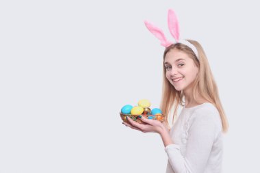 Mutlu Paskalya kız tavşan kulakları ile renkli boyalı yumurta