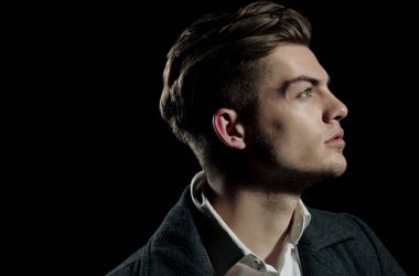 Ciddi yüzle poz şık sarışın saçlı yakışıklı adam