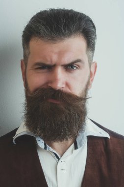 sakallı adam, acımasız beyaz hipster üzgün yüz ile