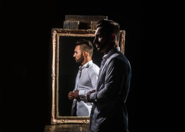 seksi atlet cesedin yanında vintage ayna ile kas maço adam