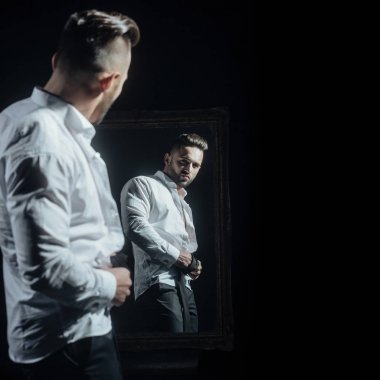 vintage ayna yakınındaki Beyaz tişörtlü kas maço adam