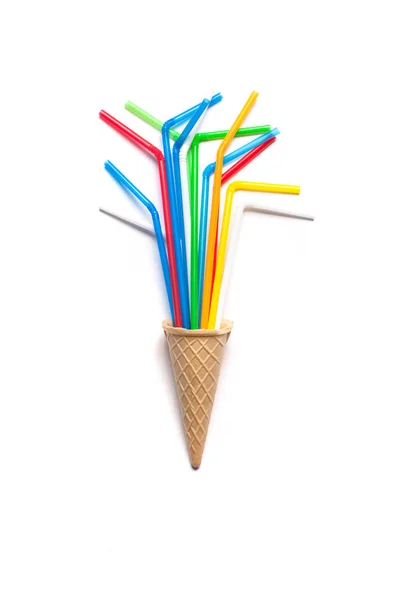 Вафельний або вафельний конус морозива з барвистою соломою для напоїв — стокове фото