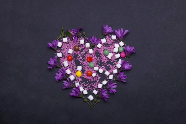 Bonbons dragués colorés, guimauve, fleurs et saupoudres en forme de coeur — Photo