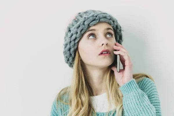 Όμορφη νεαρή κοπέλα σε πουλόβερ, καπέλο με κινητό τηλέφωνο — Φωτογραφία Αρχείου