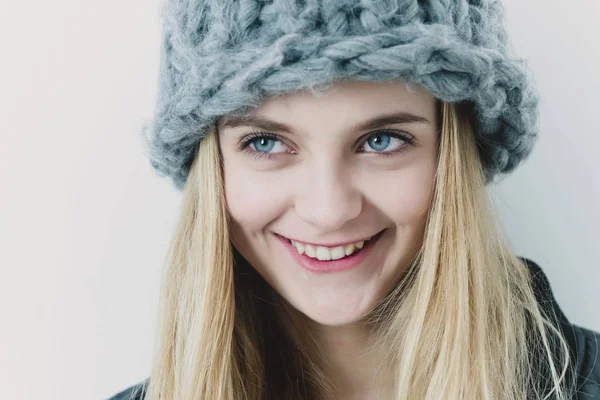 Hübsche junge glückliche Mädchen mit blonden Haaren in modischen Hut — Stockfoto