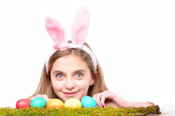 Gelukkig Pasen meisje in bunny oren met kleurrijke beschilderde eieren — Stockfoto