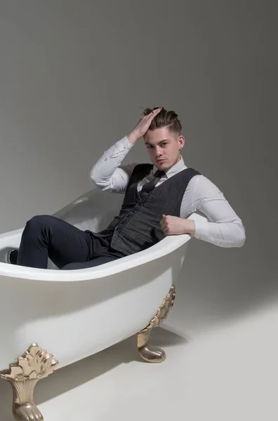 Bonito homem ou homem de negócios relaxando no banho clássico — Fotografia de Stock