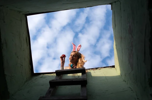蓝蓝的天空和蛋快乐的复活节女孩的阶梯 — 图库照片