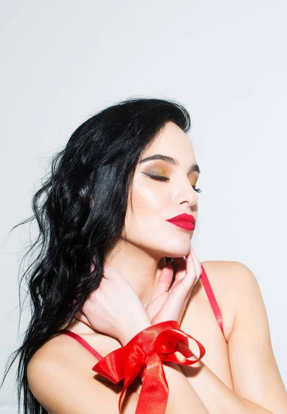 Femme sexy avec des lèvres rouges, cheveux longs en soutien-gorge, ruban — Photo